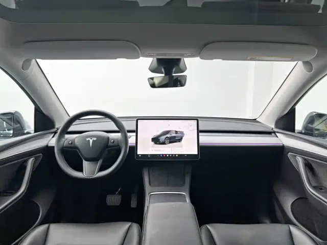 Tesla Model Y — Фото автомобиля 23