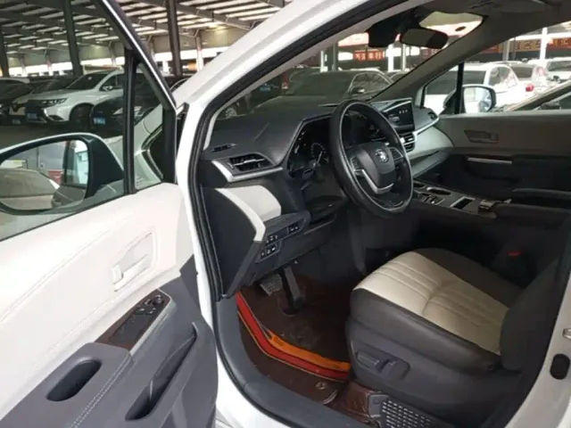 Toyota Sienna — Фото автомобиля 15