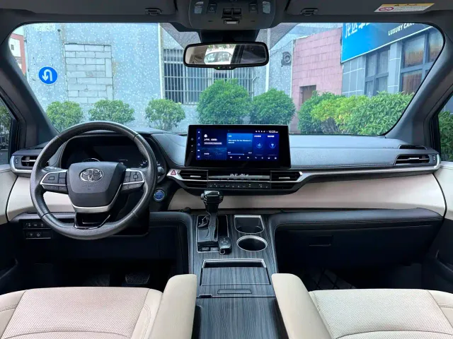 Toyota Sienna — Фото автомобиля 7