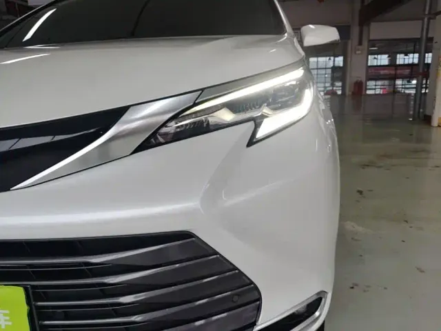Toyota Sienna — Фото автомобиля 23