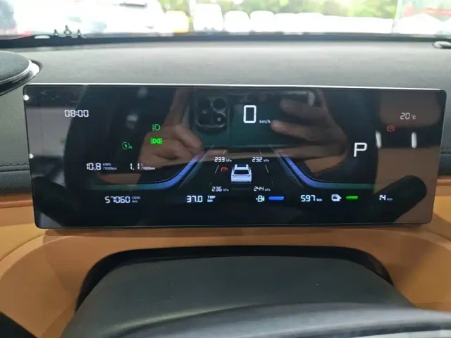 Geely Galaxy Starship 7 EM-i — Фото автомобиля 11