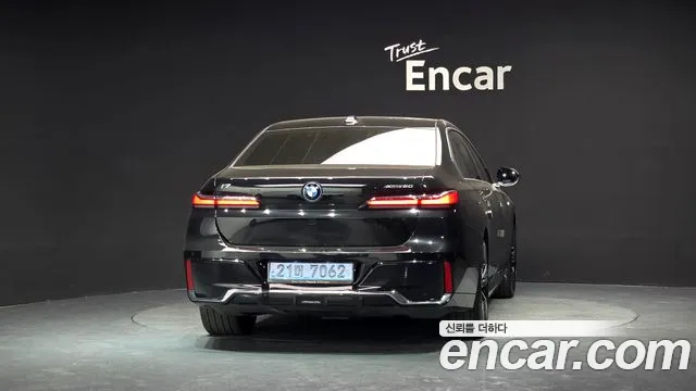 BMW i7 G70 — Фото автомобиля 4