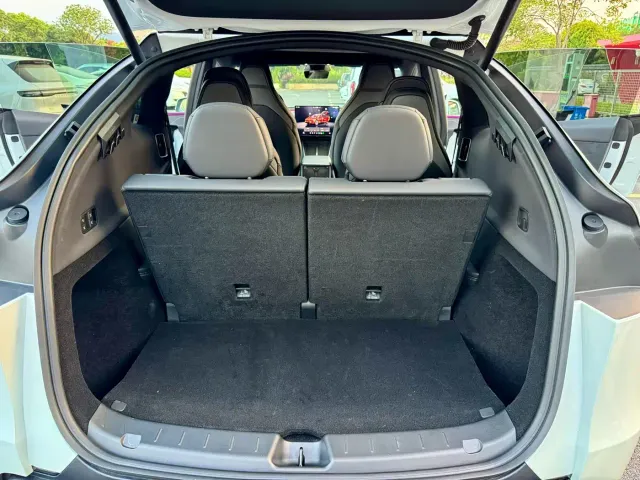 Tesla Model Y L — Фото автомобиля 8