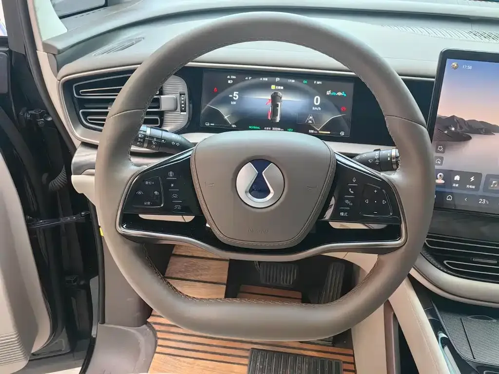 Denza Denza D9 2022 DM-i 1040 Premium — Фото автомобиля 7