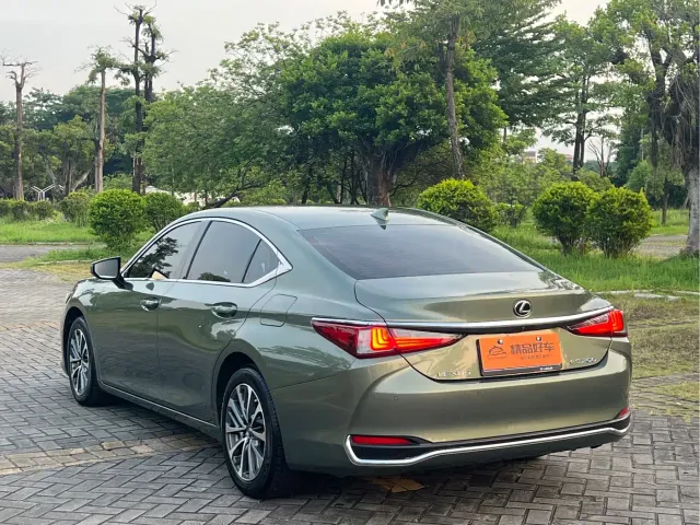 Lexus ES — Фото автомобиля 16