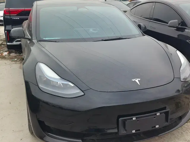 Tesla Model 3 — Фото автомобиля 2