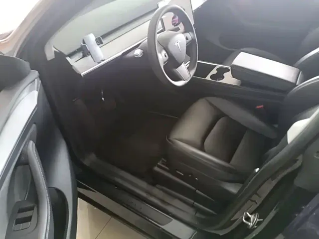 Tesla Model Y — Фото автомобиля 15