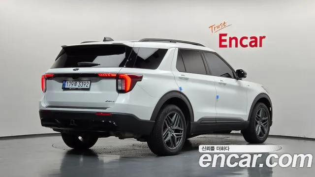 Ford Explorer — Фото автомобиля 2