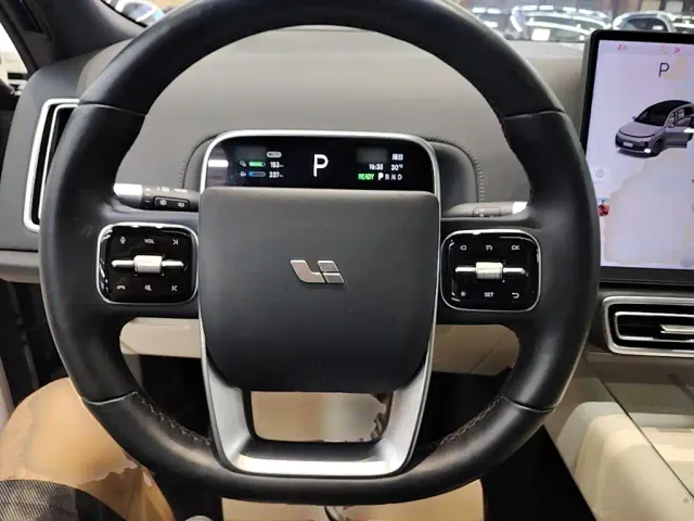 Li Auto L8 — Фото автомобиля 10