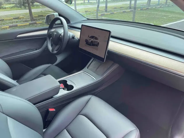 Tesla Model Y — Фото автомобиля 12