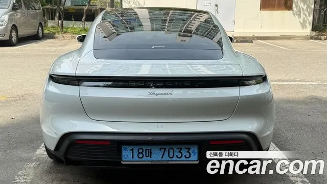 Porsche Taycan — Фото автомобиля 4