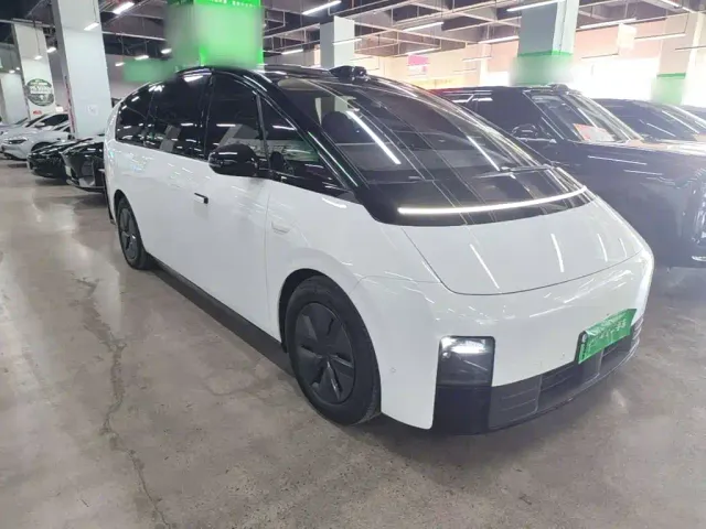 Li Auto MEGA — Фото автомобиля 3