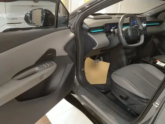 Lynk & Co Z20 — Фото автомобиля 15