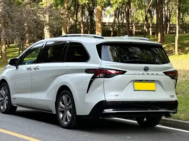 Toyota Sienna — Фото автомобиля 3