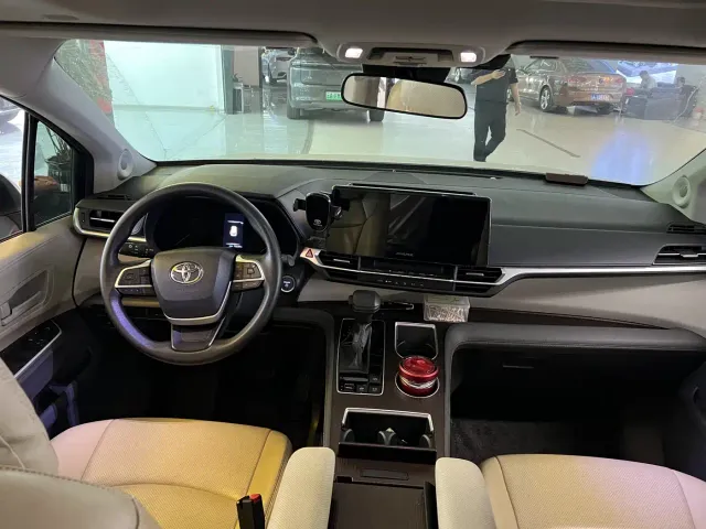 Toyota Sienna — Фото автомобиля 6