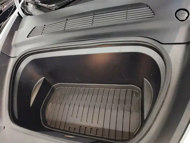 Tesla Model Y — Фото автомобиля 19