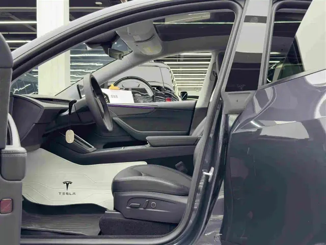 Tesla Model Y — Фото автомобиля 8