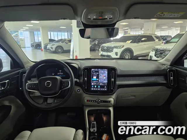 Volvo XC40 — Фото автомобиля 6