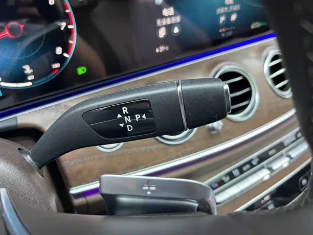 Mercedes-Benz E-Class — Фото автомобиля 27