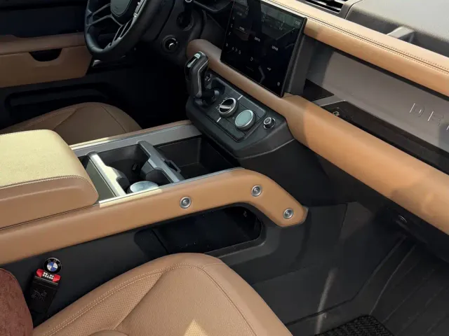 Land Rover Defender — Фото автомобиля 11