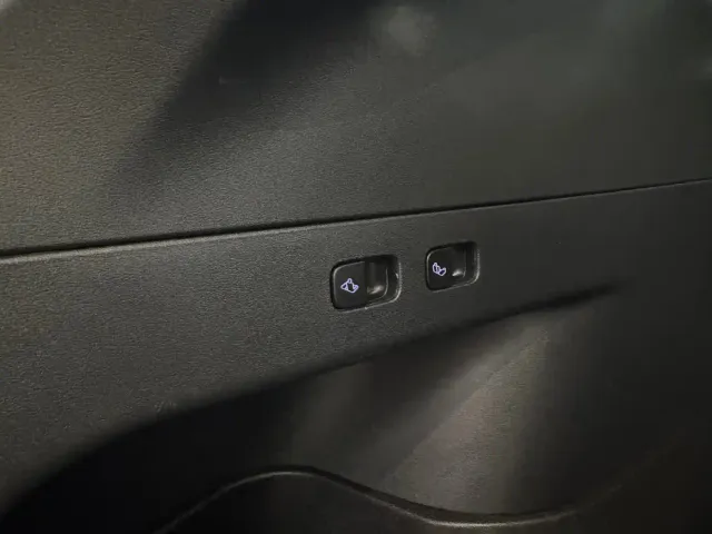 Tesla Model Y — Фото автомобиля 23