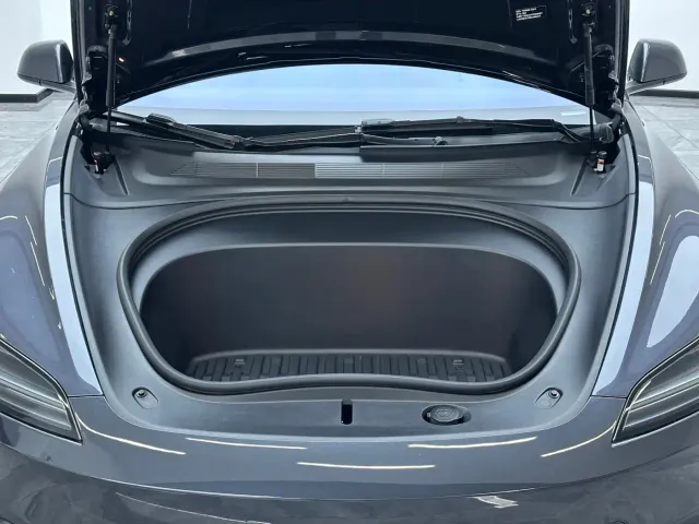 Tesla Model 3 — Фото автомобиля 10