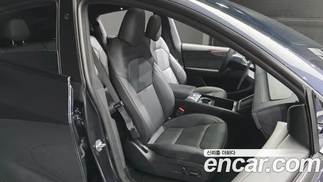 Tesla Model Y — Фото автомобиля 11