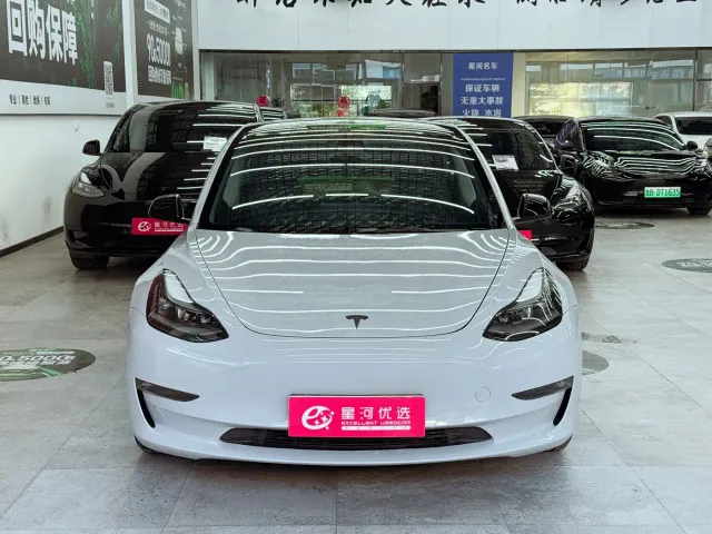 Tesla Model 3 — Фото автомобиля 2