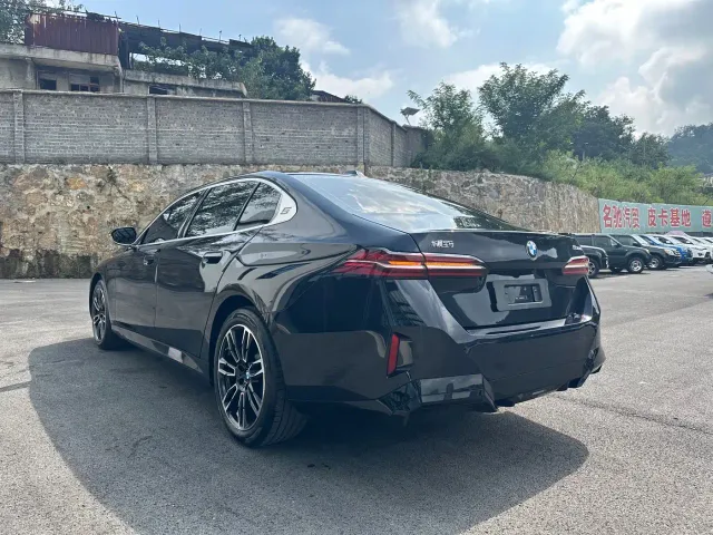 BMW 5 Series — Фото автомобиля 9
