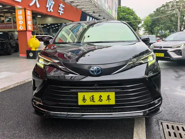 Toyota Sienna — Фото автомобиля 3