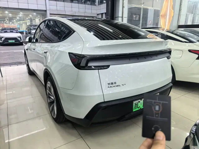 Tesla Model Y — Фото автомобиля 6