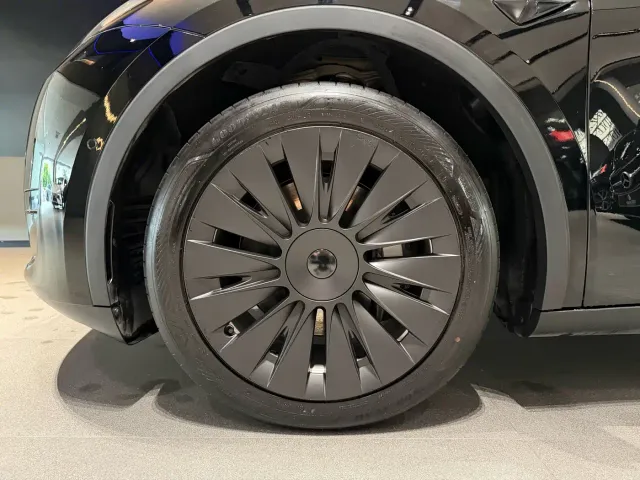 Tesla Model Y — Фото автомобиля 6