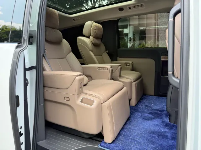 Li Auto MEGA — Фото автомобиля 16