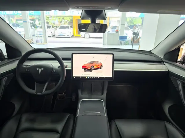 Tesla Model Y — Фото автомобиля 8