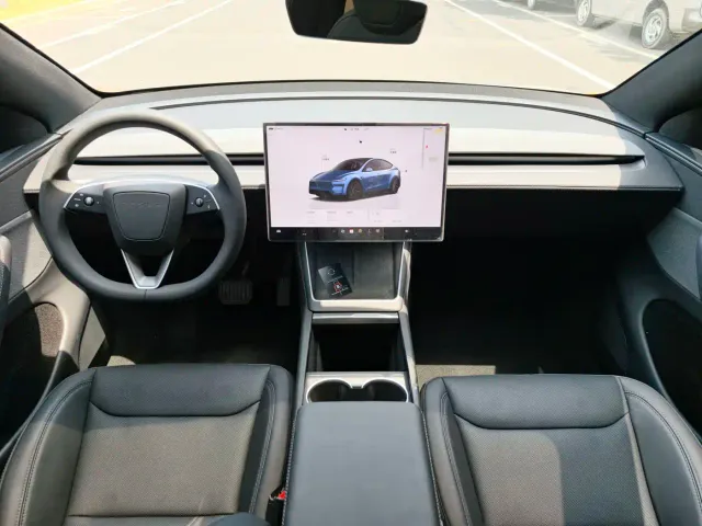 Tesla Model Y — Фото автомобиля 11