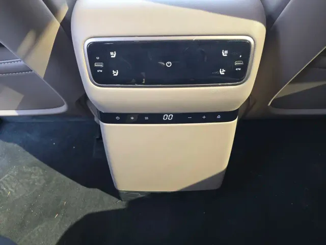 Li Auto i8 — Фото автомобиля 12