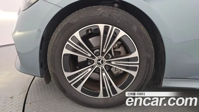 Mercedes-Benz E-Class — Фото автомобиля 5