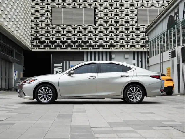 Lexus ES — Фото автомобиля 4