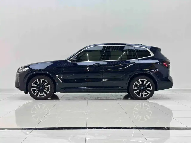 BMW iX3 — Фото автомобиля 7