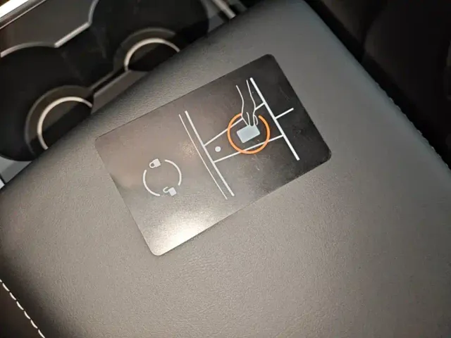 Tesla Model 3 — Фото автомобиля 8