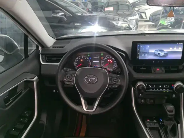 Toyota RAV4 — Фото автомобиля 10
