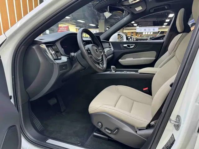 Volvo XC60 — Фото автомобиля 9