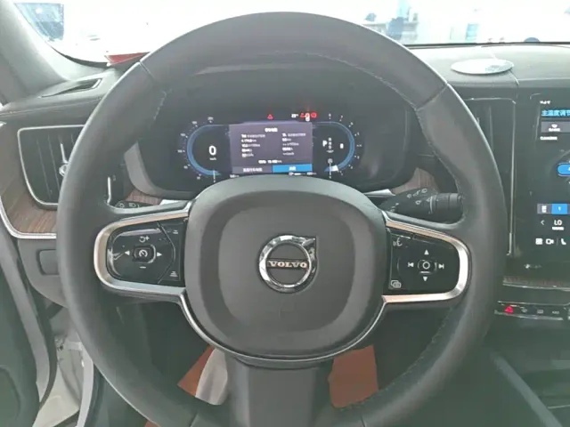 Volvo XC60 — Фото автомобиля 10