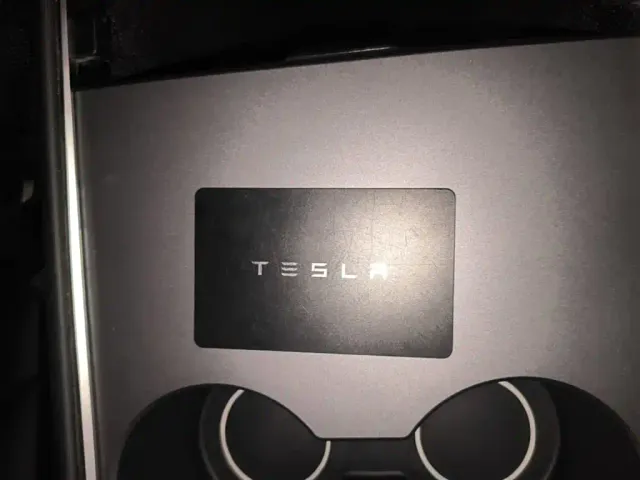 Tesla Model Y — Фото автомобиля 8