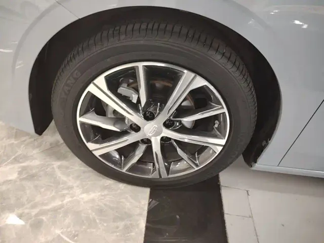 Geely Emgrand — Фото автомобиля 22