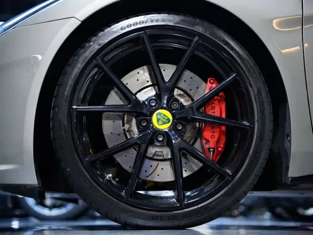 Lotus Emira — Фото автомобиля 2