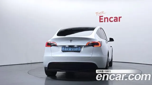 Tesla Model Y — Фото автомобиля 4