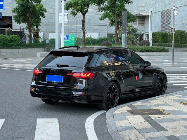 Audi RS 4 — Фото автомобиля 9