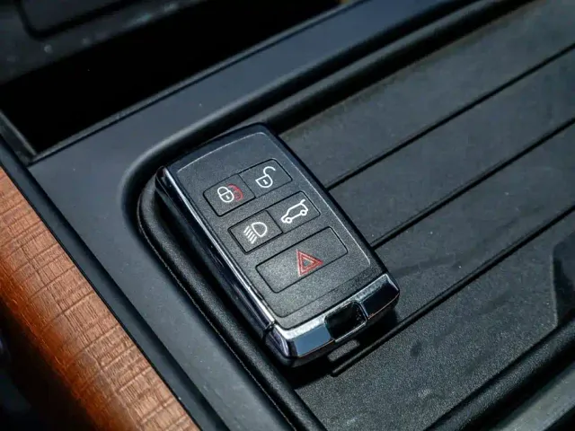 Land Rover Defender — Фото автомобиля 17