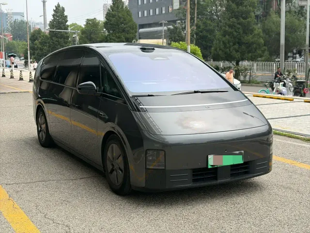 Li Auto MEGA — Фото автомобиля 3